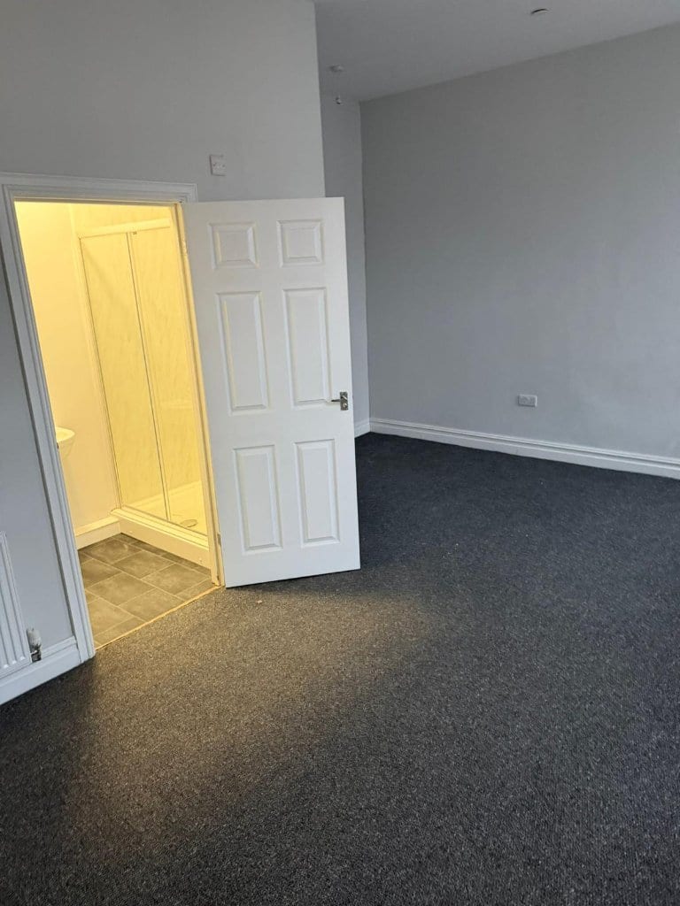 Walter Road – Bedroom with en-suite access