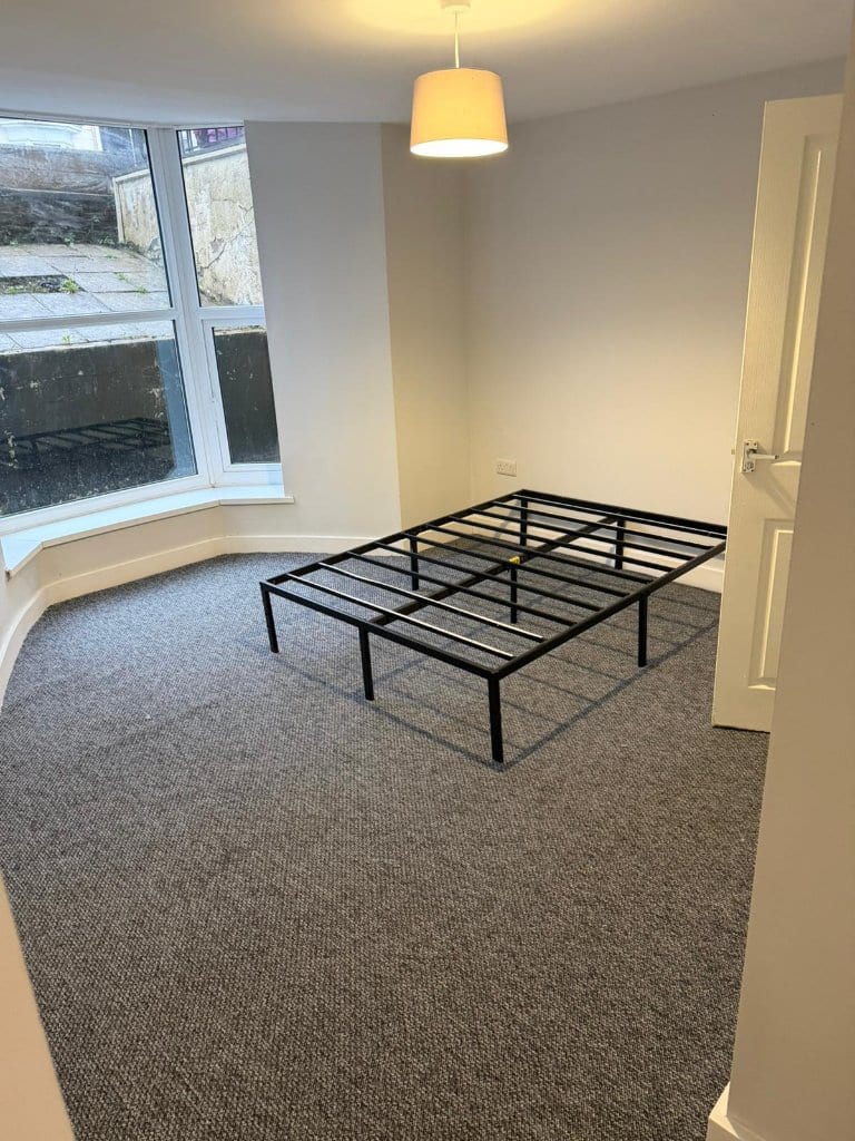 Walter Road – Bedroom with bay window