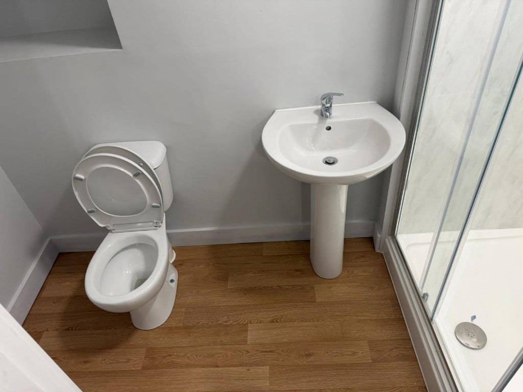 Walter Road – Shower room with WC & basin