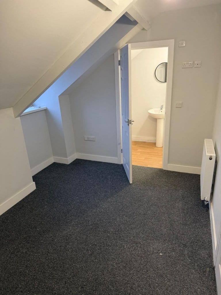 Walter Road – Top-floor bedroom with en-suite