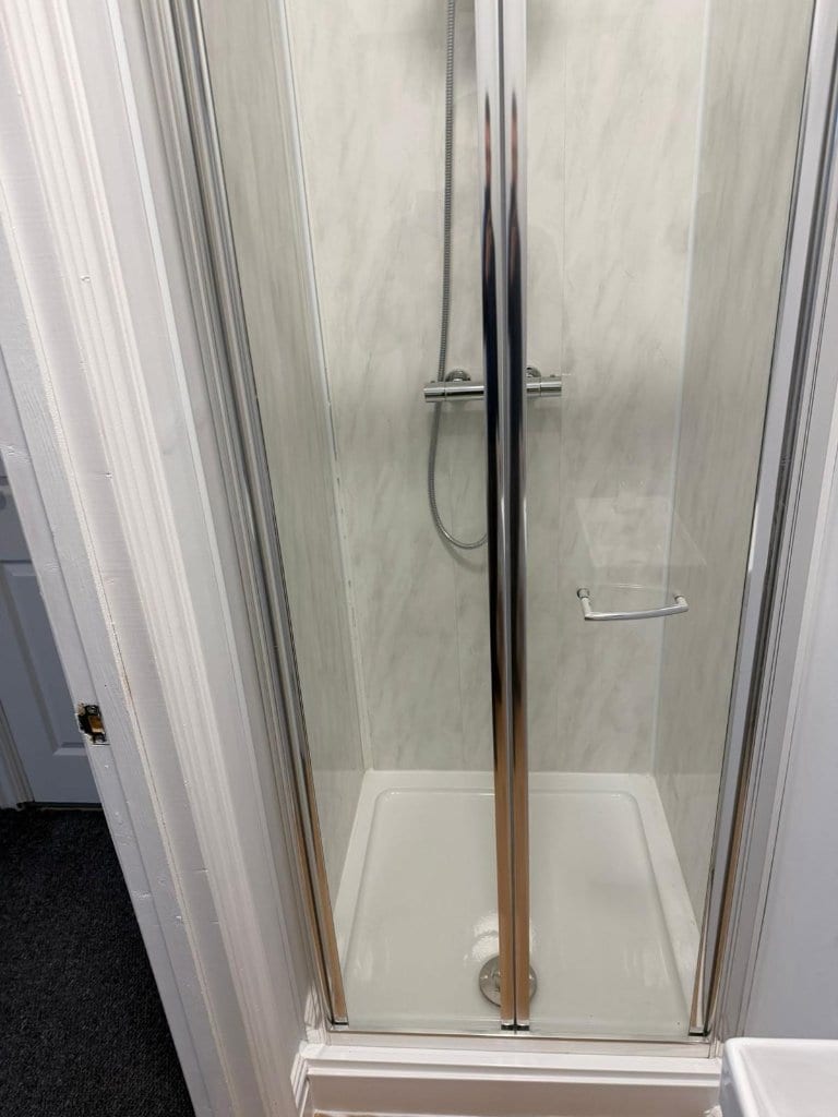 Walter Road – En-suite shower cubicle